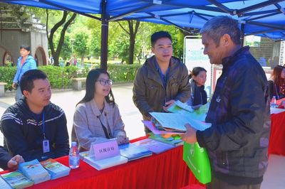 清城區統計局積極參與2017年‘12.4’國家憲法日暨全國法制宣傳法律咨詢活動，提供專業社會經濟咨詢服務